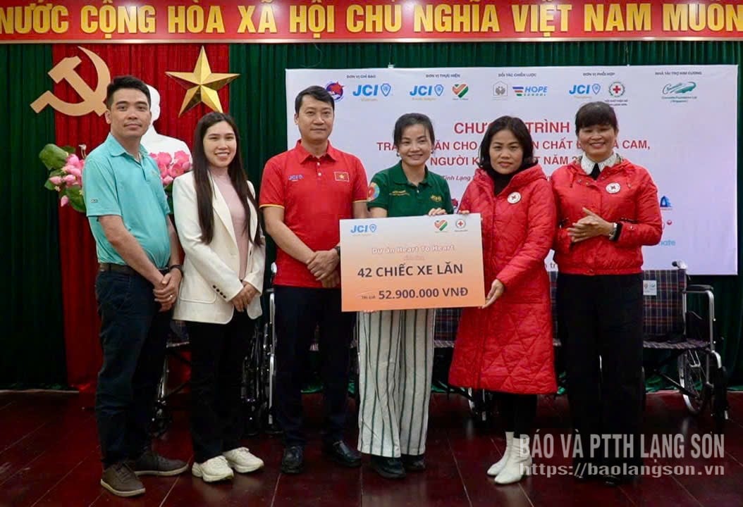 តំណាង​សមាគម​កាកបាទក្រហម​ខេត្ត​ទទួល​ផ្លាកសញ្ញា​តំណាង​ឲ្យ​មូលនិធិ​សម្រាប់​គាំទ្រ​រទេះរុញ​សម្រាប់​ជនរងគ្រោះ​ដោយសារ​សារធាតុ​ពណ៌​លឿង​ទុំ និង​ជនពិការ។