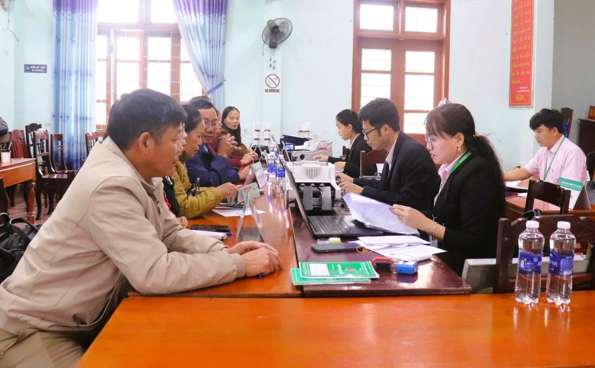 Emberek bonyolítanak tranzakciókat a Vinh Thuy tranzakciós ponton Quang Tri tartományban. Người dân đang thực hiện giao dịch tại điểm giao dịch Vĩnh Thủy, tỉnh Quảng Trị