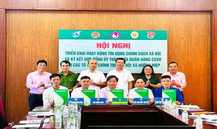 A Szociálpolitikai Bank megbízási megállapodásokat köt a rá bízott forrásokat kapó társadalmi-politikai szervezetekkel. Ngân hàng Chính sách xã hội thực hiện ký ủy thác với các tổ chức chính trị xã hội nhận ủy thác