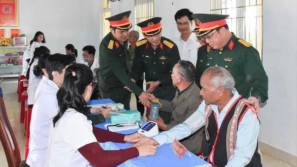 Đoàn Kinh tế – Quốc phòng 715 khám bệnh cho người dân