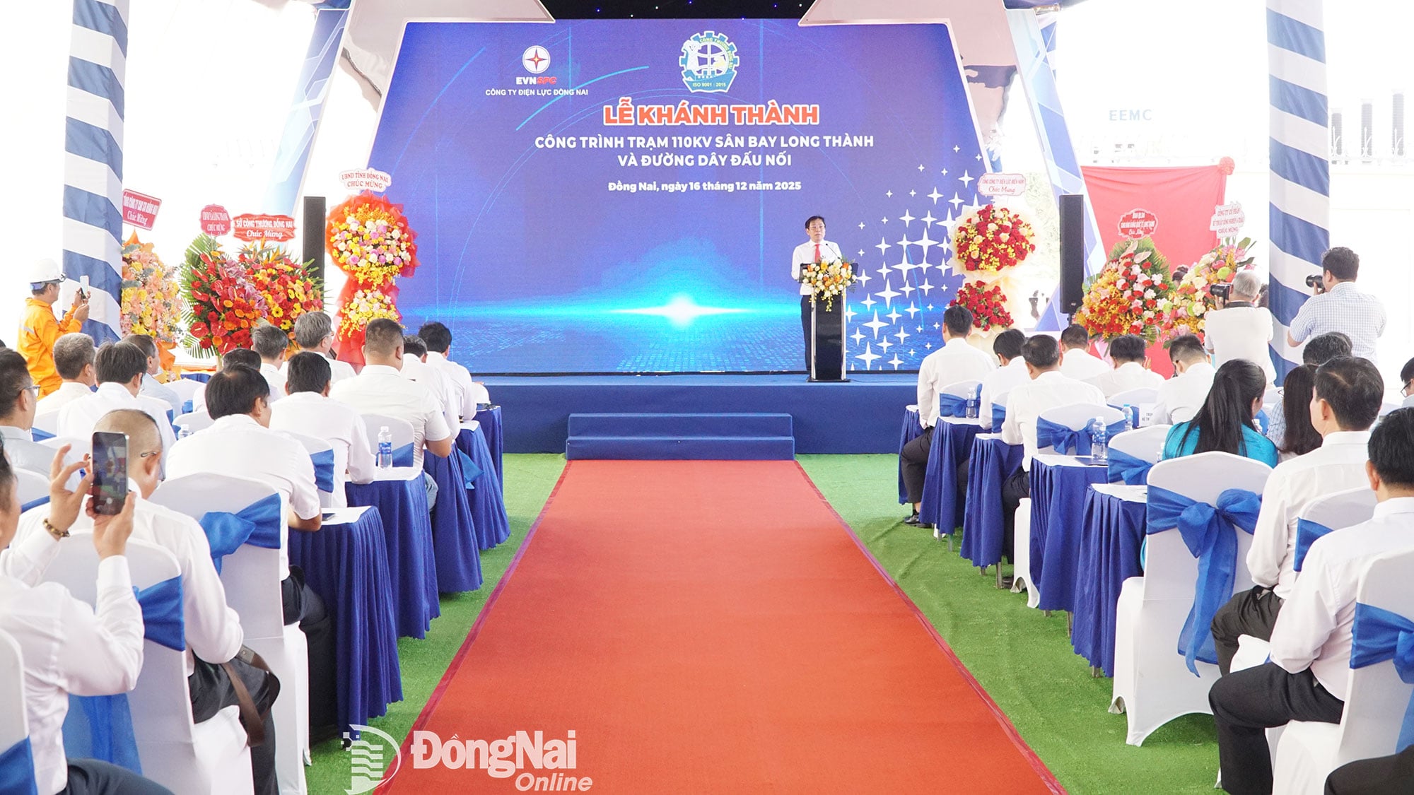 Pan Truong Dinh Quoc, tajemník stranického výboru a ředitel společnosti Dong Nai Power Company, promluvil na akci. Foto: Hoang Loc