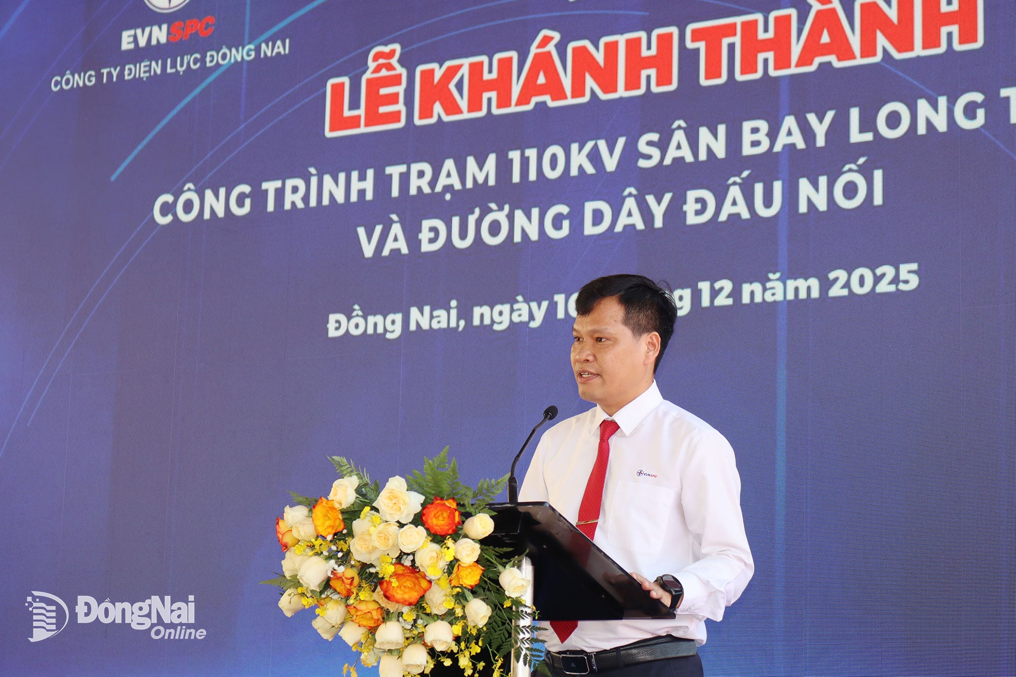 Pan Bui Quoc Hoan, zástupce generálního ředitele společnosti Southern Power Corporation, pronesl blahopřejný projev. Foto: Hoang Loc
