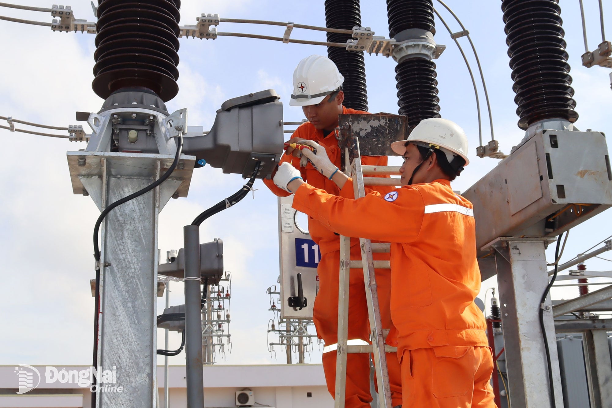 Elektrikáři v provincii Dong Nai provádějí technické kontroly před zapnutím proudu. Foto: Hoang Loc