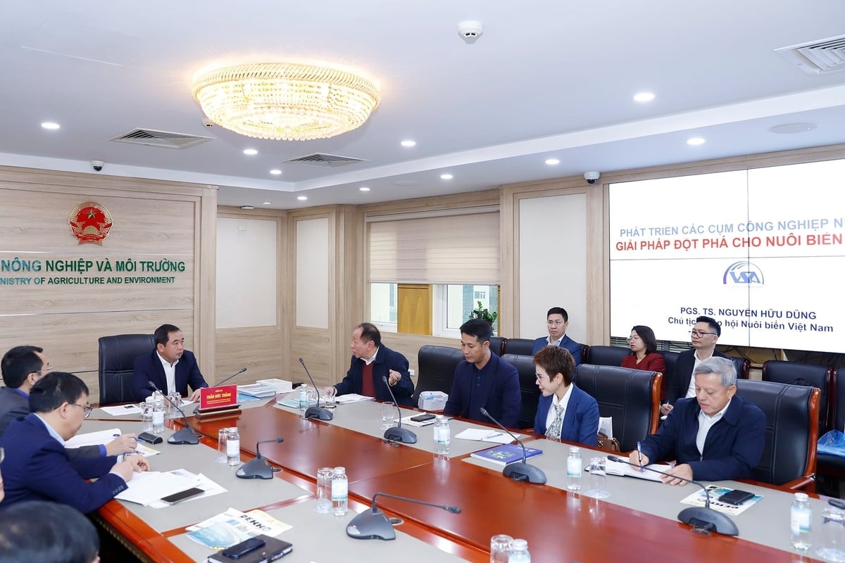 PGS.TS Nguyễn Hữu Dũng, Chủ tịch Hiệp hội Nuôi biển Việt Nam báo cáo tại cuộc họp. Ảnh: Khương Trung.