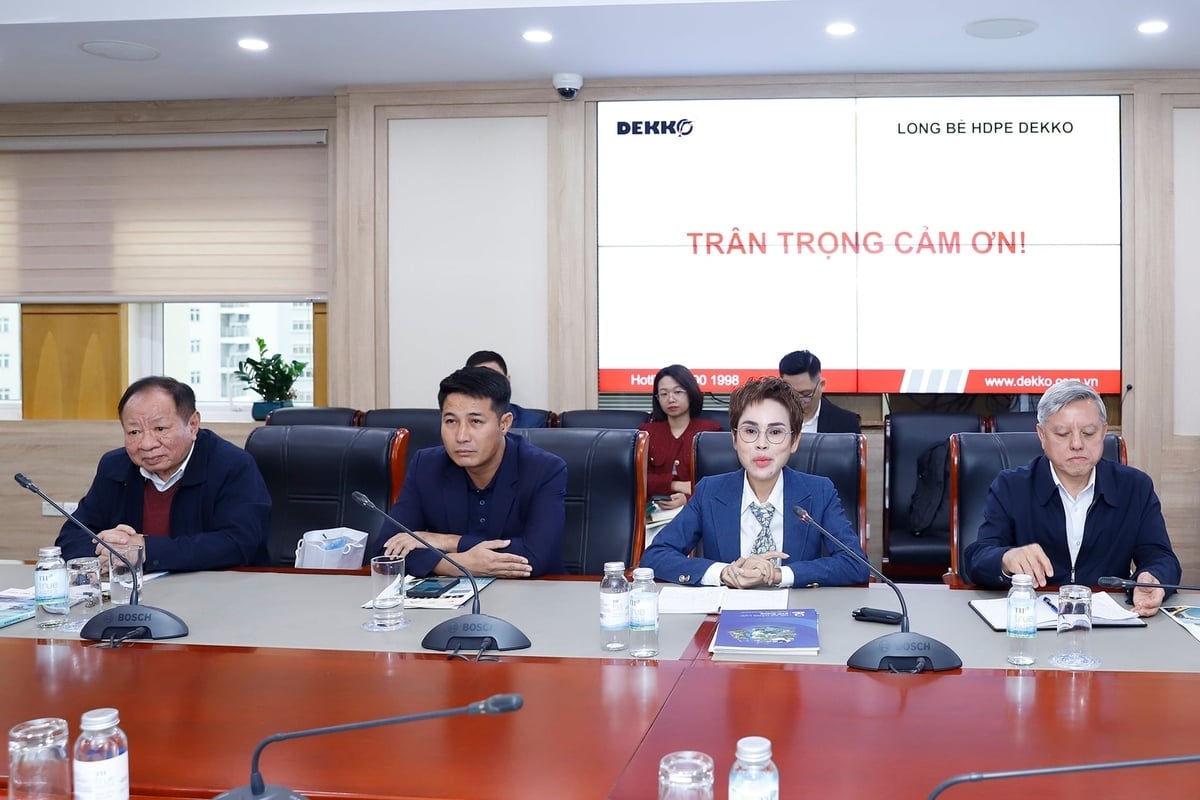 Đại diện các doanh nghiệp trực thuộc Hiệp hội Nuôi biển báo cáo và đề xuất các kiến nghị tại cuộc làm việc. Ảnh: Khương Trung.