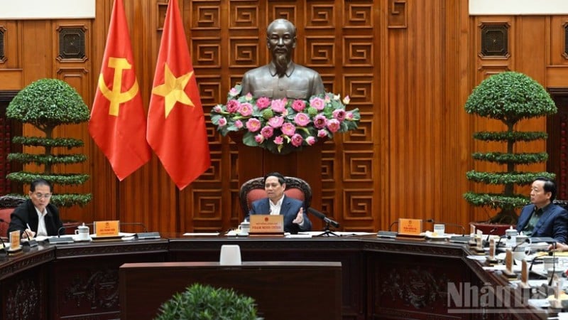 នាយករដ្ឋមន្ត្រី ផាម មិញឈីញ បានដឹកនាំកិច្ចប្រជុំគណៈកម្មាធិការអចិន្ត្រៃយ៍រដ្ឋាភិបាល ស្តីពីការរៀបចំសម្រាប់ពិធីសម្ពោធ និងពិធីបញ្ចុះបឋមសិលាសាងសង់គម្រោង និងការងារសំខាន់ៗ នៅថ្ងៃទី១៩ ខែធ្នូ។ (រូបថត៖ ត្រាន់ ហៃ)