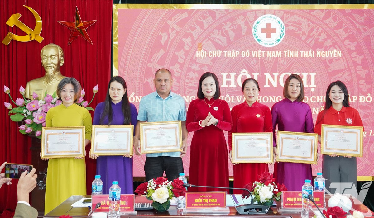 ថ្នាក់ដឹកនាំនៃសមាគមកាកបាទក្រហមខេត្តបានប្រគល់វិញ្ញាបនបត្រគុណសម្បត្តិពីសមាគមកាកបាទក្រហមវៀតណាមដល់បុគ្គលដែលមានសមិទ្ធផលលេចធ្លោក្នុងការងារ និងសកម្មភាពកាកបាទក្រហមក្នុងឆ្នាំ ២០២៥។