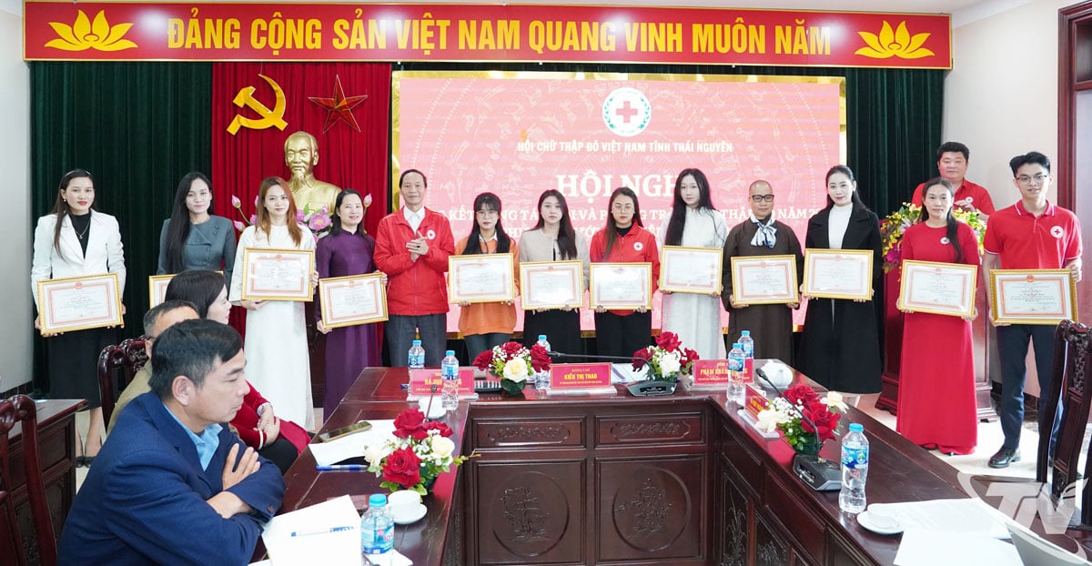 ថ្នាក់ដឹកនាំសមាគមកាកបាទក្រហមខេត្ត បានប្រគល់វិញ្ញាបនបត្រសរសើរដល់សមូហភាព និងបុគ្គលដែលសម្រេចបានលទ្ធផលលេចធ្លោក្នុងការងារ និងសកម្មភាពកាកបាទក្រហមក្នុងឆ្នាំ ២០២៥។