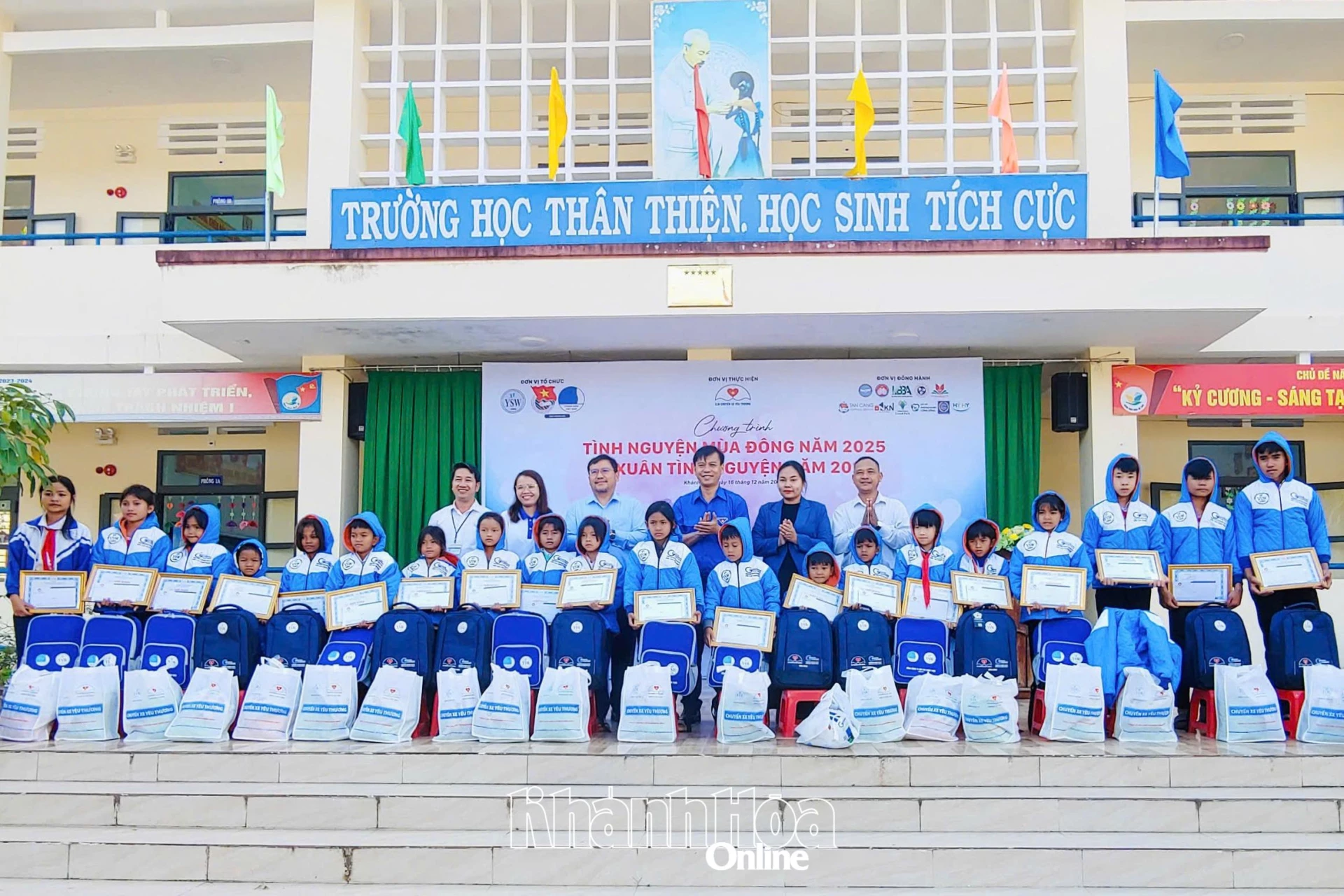 Đại diện các đơn vị trao quà cho học sinh xã Bác Ái Tây.