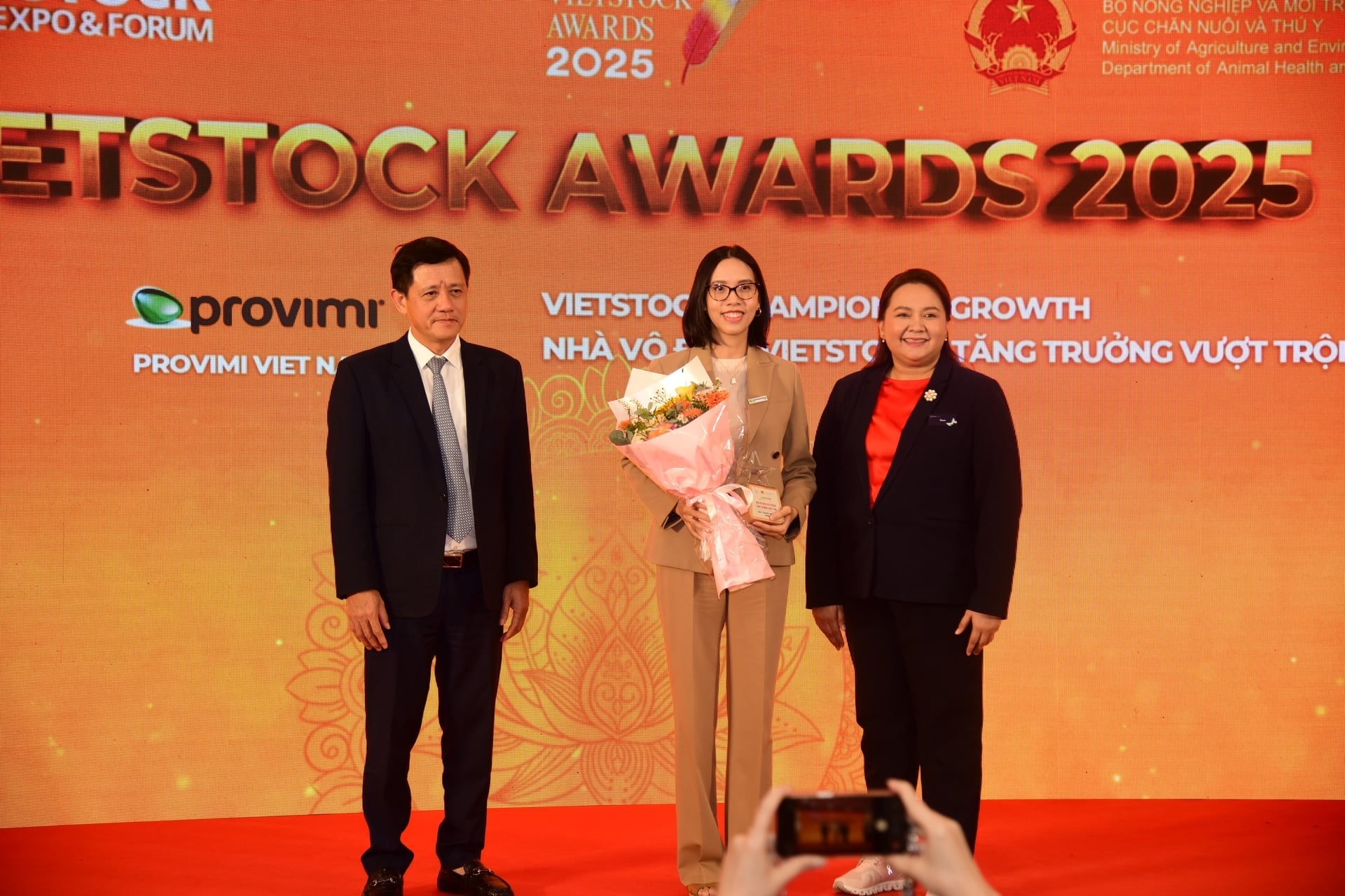 Công ty Provimi Việt Nam nhận giải Nhà vô địch Vietstock - Tăng trưởng vượt trội. Ảnh: HT.