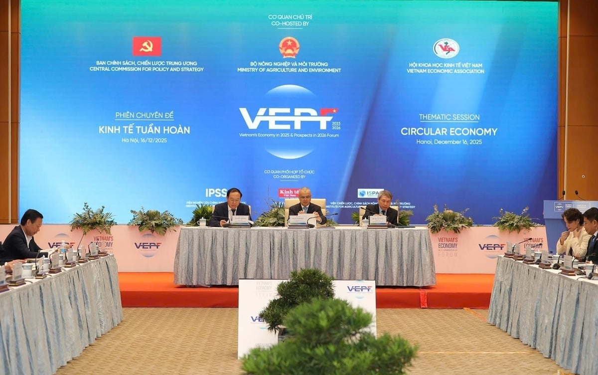 A „Zöld átalakulás előmozdítása és körforgásos gazdaság fejlesztése a magas növekedési és fenntartható fejlődési célok elérése érdekében” című tematikus ülésre a 2025-ös Vietnami Gazdasági Fórum 2026-os kitekintése keretében került sor. Fotó: Viet Dung. Phiên chuyên đề 'Thúc đẩy chuyển đổi xanh, phát triển kinh tế tuần hoàn hiện thực hóa mục tiêu tăng trưởng cao và phát triển bền vững', diễn ra trong khuôn khổ Diễn đàn Kinh tế Việt Nam 2025, triển vọng 2026. Ảnh: Việt Dũng.