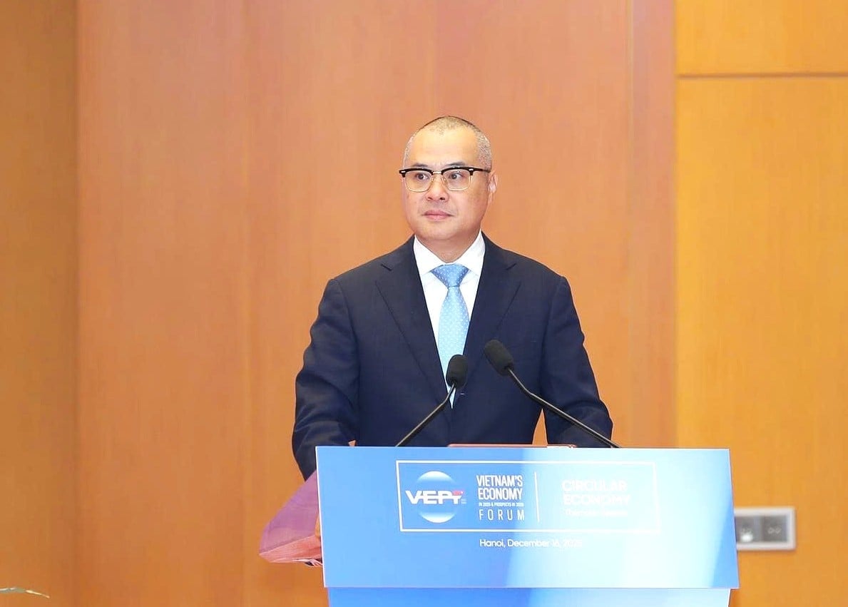 Pham Dai Duong úr, a Központi Politikai és Stratégiai Bizottság helyettes vezetője hangsúlyozta, hogy a 2026-2030-as időszakra és az azt követő évekre vonatkozó gazdasági növekedési célnak el kell érnie a kétszámjegyű értéket. Fotó: Viet Dung. Ông Phạm Đại Dương, Phó trưởng Ban Chính sách, Chiến lược Trung ương nhấn mạnh mục tiêu tăng trưởng kinh tế trong giai đoạn 2026 - 2030 và các năm tiếp theo cần vươn tới mức hai con số. Ảnh: Việt Dũng.