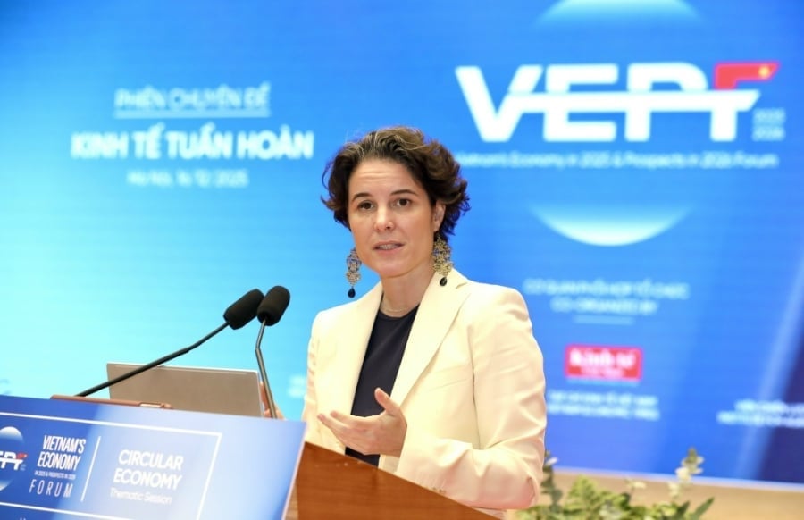 Francesca Nardini, az Egyesült Nemzetek Fejlesztési Programjának (UNDP) vietnami helyettes rezidens képviselője nemzetközi nézőpontokat oszt meg a vietnami körforgásos gazdasággal kapcsolatban. Fotó: Tri Phong. Bà Francesca Nardini, Phó trưởng Đại diện Thường trú Chương trình Phát triển Liên hợp quốc (UNDP) tại Việt Nam chai sẻ góc nhìn quốc tế về kinh tế tuần hoàn tại Việt Nam. Ảnh: Tri Phong.