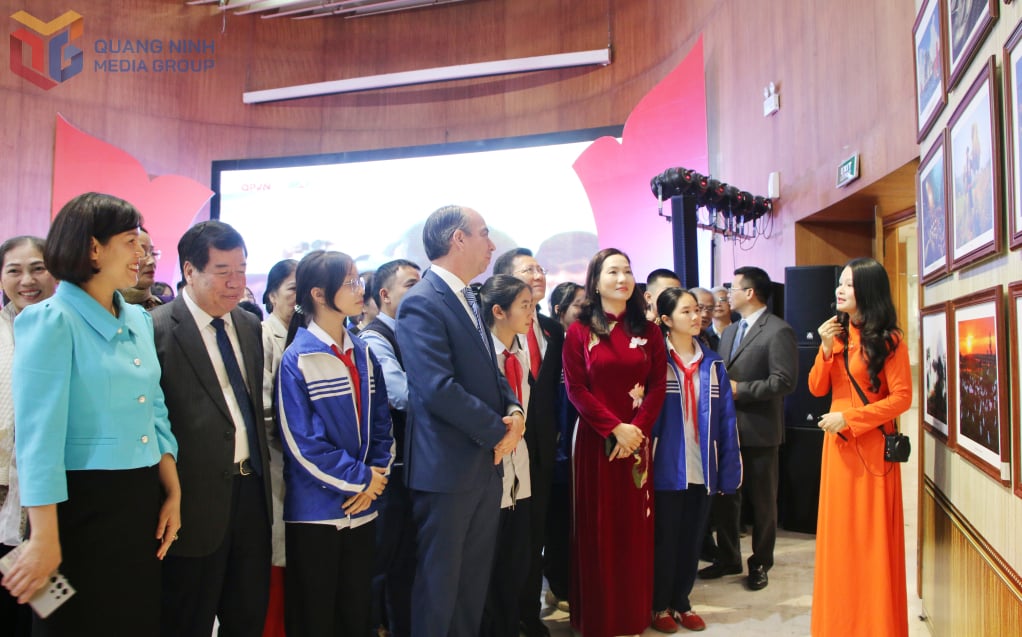 Các đại biểu và nhân dân Quảng Ninh xem triển lãm ảnh.
