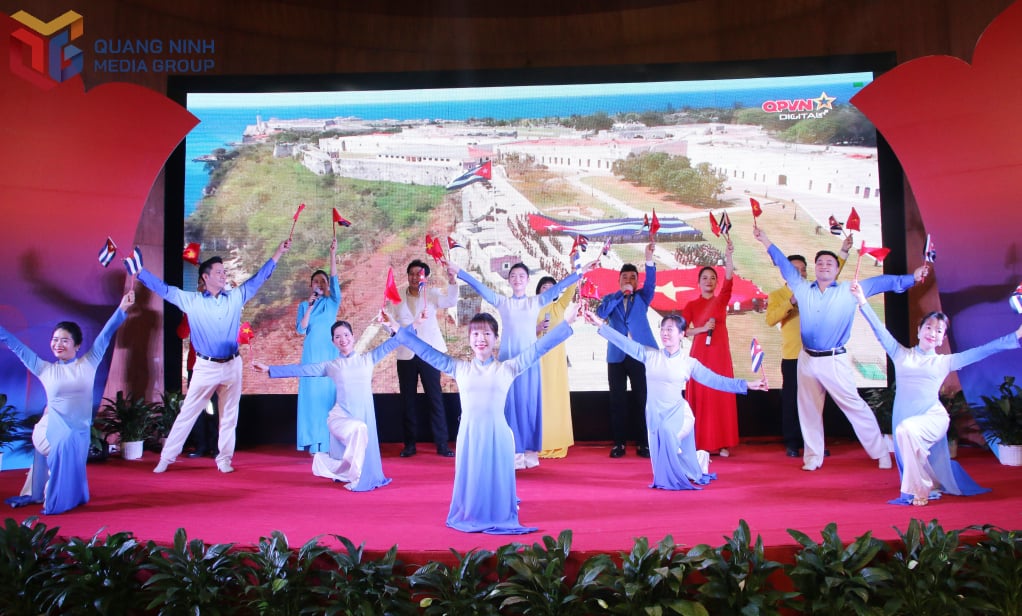 Các tiết mục văn nghệ ca ngợi tình hữu nghị Việt Nam - Cuba chào mừng triển lãm ảnh.