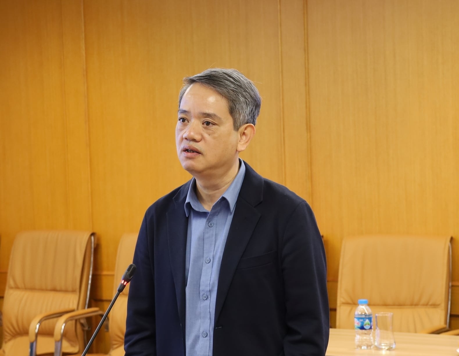 MSc. Bui Quang Huy berucap di bengkel tersebut dengan berkongsi hasil 'Model penerapan teknologi maklumat dan transformasi digital kepada tindak balas bencana berasaskan komuniti dalam pelaksanaan kerajaan tempatan dua peringkat'. Foto: Phuong Linh. ThS Bùi Quang Huy phát biểu tại Hội thảo chia sẻ kết quả 'Mô hình ứng dụng công nghệ thông tin, chuyển đổi số ứng phó thiên tai dựa vào cộng đồng trong thực hiện chính quyền địa phương hai cấp'. Ảnh: Phương Linh.