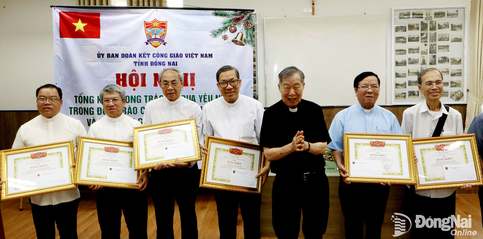 Individuals from Dong Nai province received certificates of commendation from the Vietnam Catholic Solidarity Committee. Photo: Van Truyen