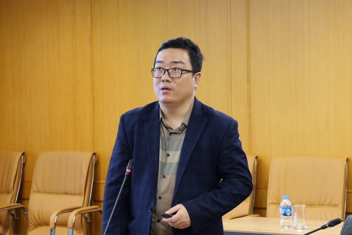 Timbalan Ketua Sub-Jabatan Ho Quy Phiệt berkata unit itu merancang untuk membangunkan aplikasi mudah alih untuk Sistem Pemantauan Bencana wilayah Ha Tinh. Foto: Phuong Linh. Phó Chi cục trưởng Hồ Quý Phiệt, cho biết đơn vị dự kiến phát triển ứng dụng di động của Hệ thống Giám sát thiên tai tỉnh Hà Tĩnh. Ảnh: Phương Linh.