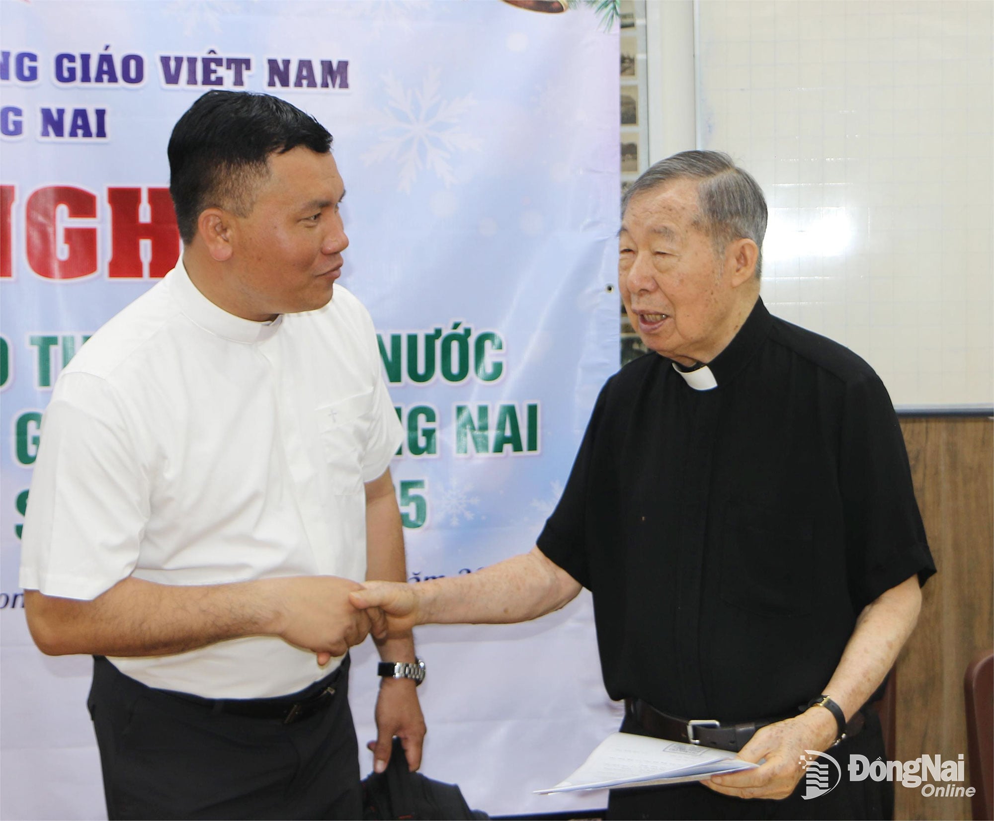 Father Tran Xuan Thao, Chairman of the Vietnam Catholic Solidarity Committee of Dong Nai province, discusses the tasks for 2026 with delegates attending the conference. Photo: Van Truyen