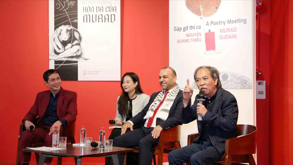 Πραγματοποιήθηκε συμπόσιο για την παρουσίαση δύο ποιητικών συλλογών από τον Πρόεδρο της Ένωσης Συγγραφέων του Βιετνάμ και τον Πρόεδρο της Ένωσης Συγγραφέων της Παλαιστίνης. Φωτογραφία: KHIẾU MINH