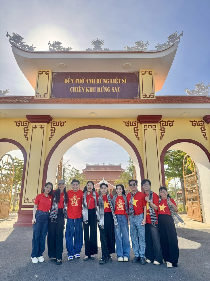 Nhạc sĩ Nguyễn Văn Chung, HIEUTHUHAI và đoàn nghệ sĩ thăm căn cứ Rừng Sác Cần Giờ - Ảnh 4.