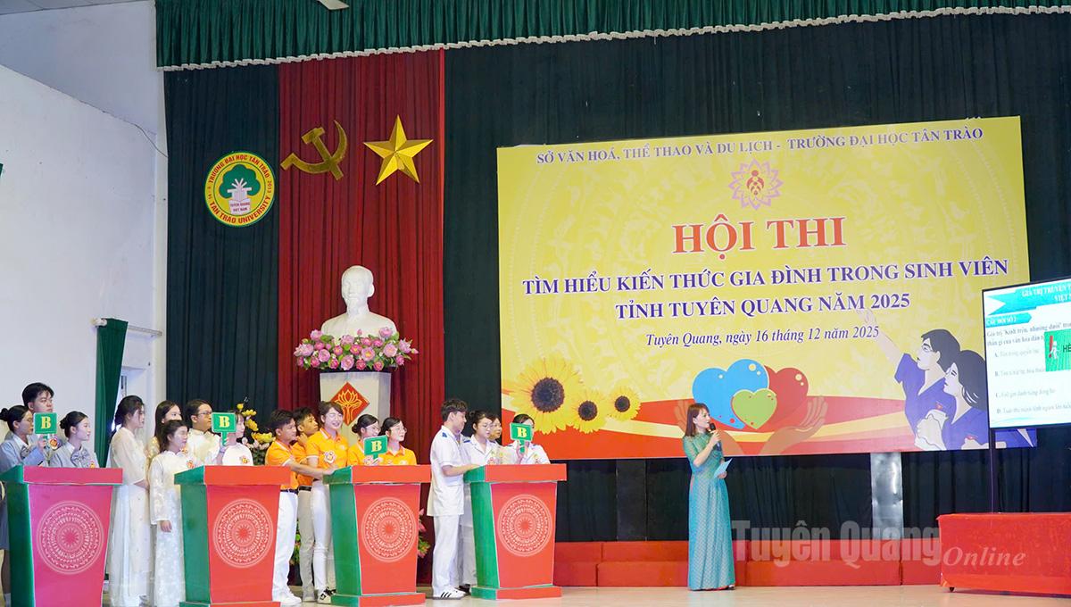 និស្សិតមកពីសាកលវិទ្យាល័យ Tan Trao បានចូលរួមក្នុងការប្រកួតនេះ។