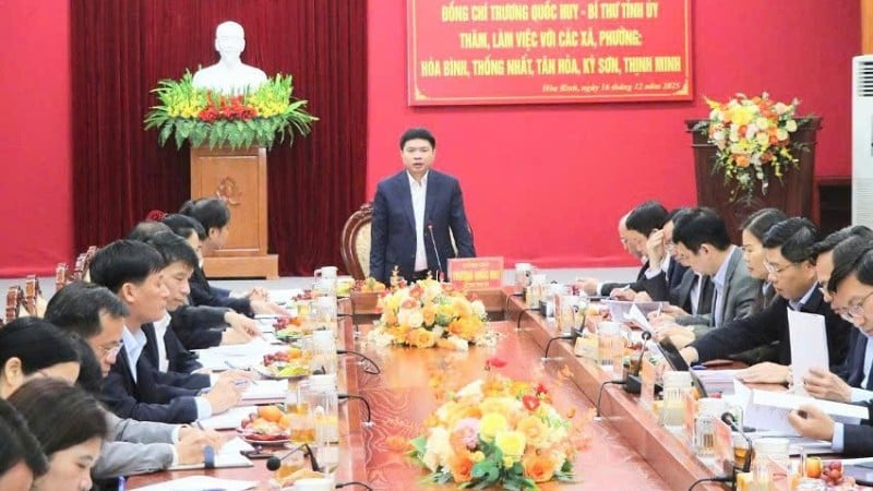 លោក ទ្រឿង ក្វឹក ហ៊ុយ លេខាបក្សខេត្តភូថូ ថ្លែងក្នុងកិច្ចប្រជុំការងារ។