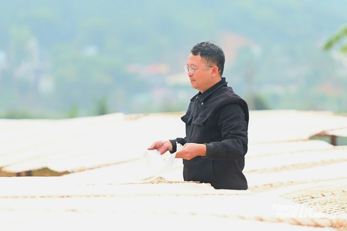 លោក ហួង កំពុងត្រួតពិនិត្យមីដែលកំពុងហាលថ្ងៃ។ រូបថត៖ គួង វូ។