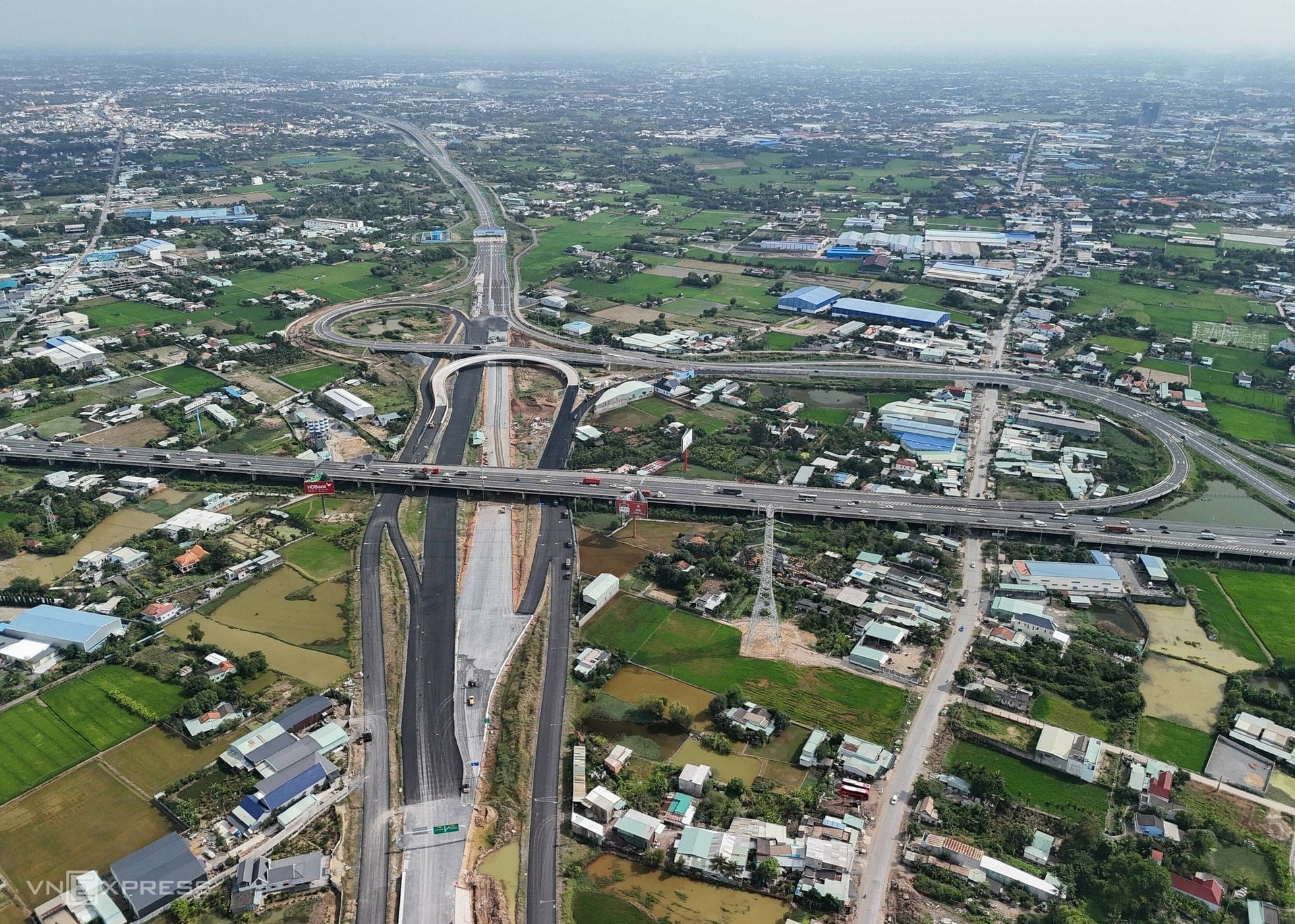 សាខាស្ពានអាកាសនេះមានរាងជាធ្នូនៅចំណុចប្រសព្វមីយ៉េន ដែលភ្ជាប់ផ្លូវក្រវ៉ាត់ក្រុងលេខ ៣ និងផ្លូវល្បឿនលឿនបេនឡុក - ឡុងថាញ់។