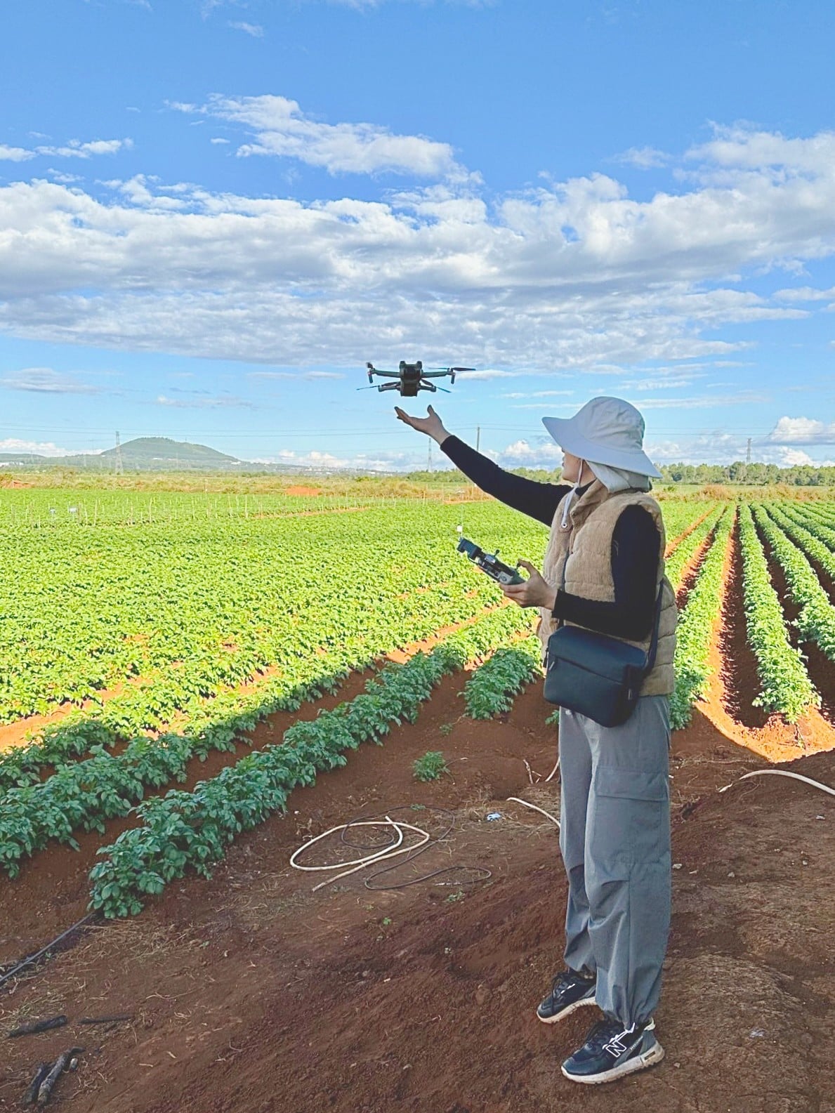 ຊາວກະສິກອນນຳໃຊ້ວິທະຍາສາດ ແລະ ເຕັກໂນໂລຊີໃນການປະຕິບັດກະສິກຳແບບຍືນຍົງ. ຮູບພາບ: PepsiCo.