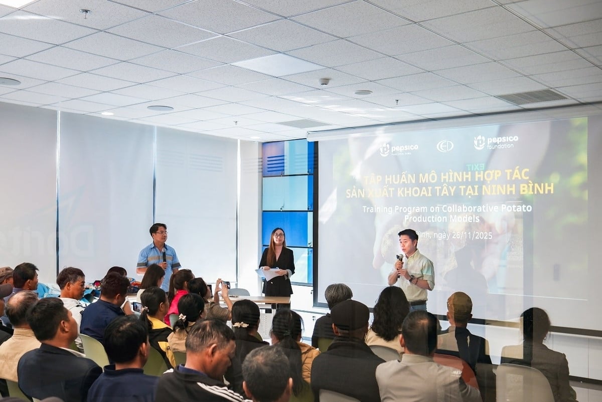 ທ່ານ ເດັນພົງ ອາດມະມົງຄົນ, ຜູ້ອຳນວຍການລະບົບຕ່ອງໂສ້ການສະໜອງຂອງບໍລິສັດ PepsiCo Indochina, ຍິນດີຕ້ອນຮັບຊາວກະສິກອນທີ່ເຂົ້າຮ່ວມຫຼັກສູດຝຶກອົບຮົມ. ຮູບພາບ: PepsiCo.