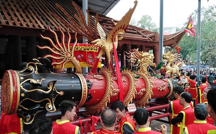 ក្បួនដង្ហែរកាំជ្រួចក្នុងពិធីបុណ្យនៅភូមិដុងគី ខេត្តបាក់និញ។