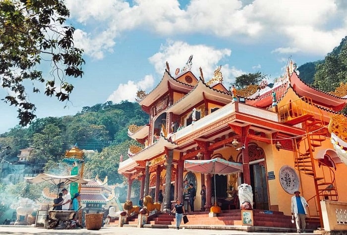 ទិដ្ឋភាពមួយក្នុងពិធីបុណ្យនៅតំបន់ប្រវត្តិសាស្ត្រភ្នំបាដិន ខេត្តតៃនិញ។