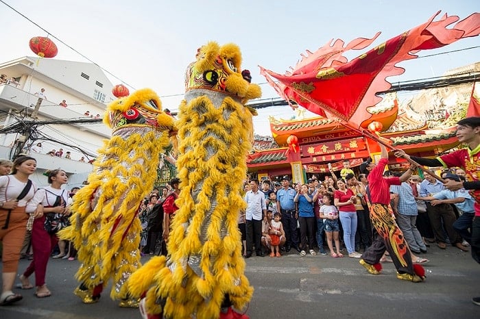 ក្បួនដង្ហែ​ក្នុង​ពិធីបុណ្យ​បង្ហោះគោម​នៅ​ក្នុង​សង្កាត់​ចិន​នៃ​ទីក្រុង​ហូជីមិញ។