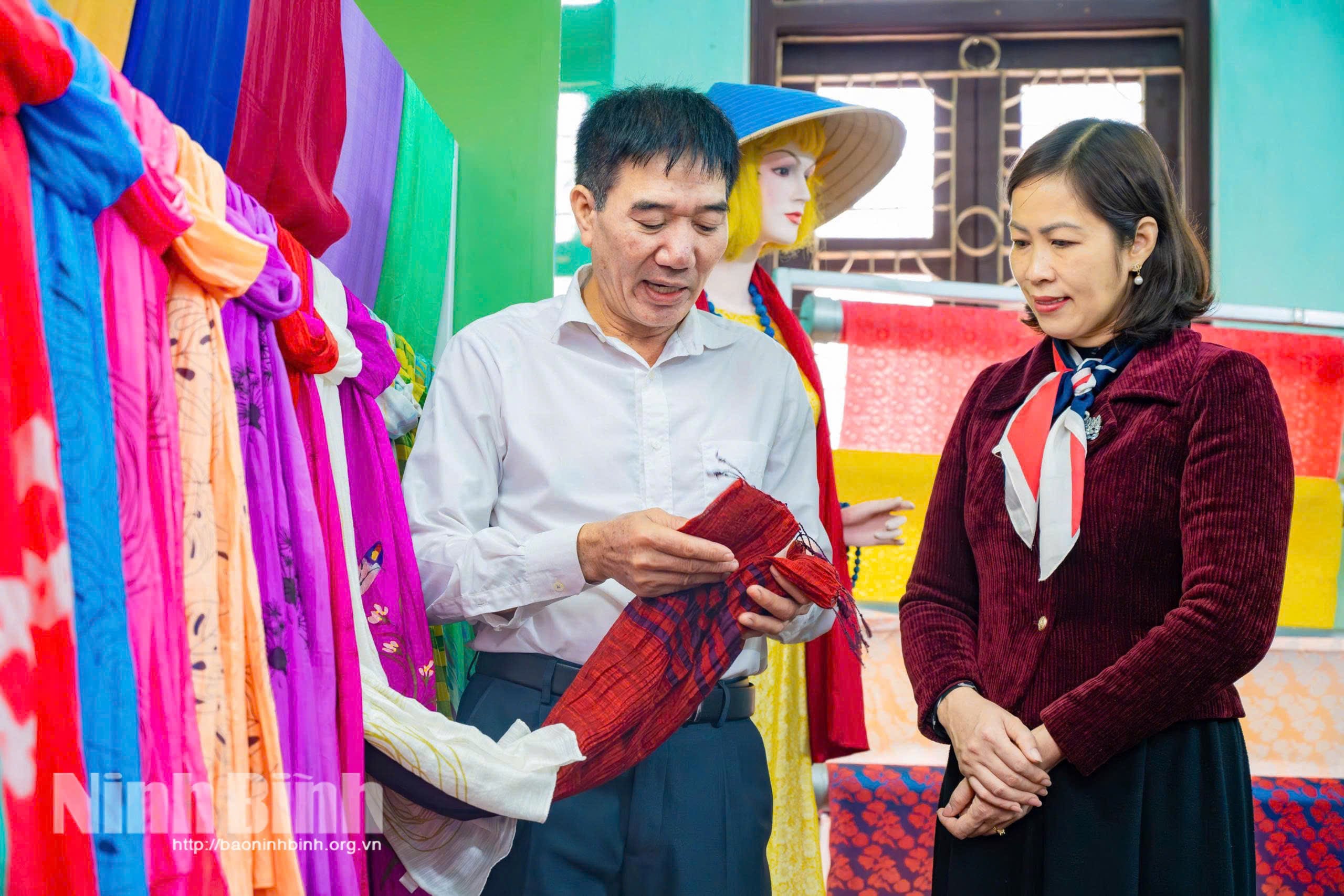 Pan Nguyen Thanh Binh, předseda Asociace pro výrobu a obchod s hedvábím Nha Xa, představuje produkty řemeslné vesnice.