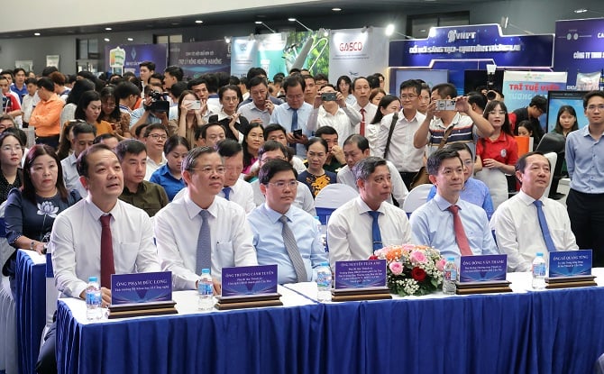 Ústřední a místní představitelé na zahajovacím ceremoniálu. Lãnh đạo Trung ương và địa phương tại lễ khai mạc.