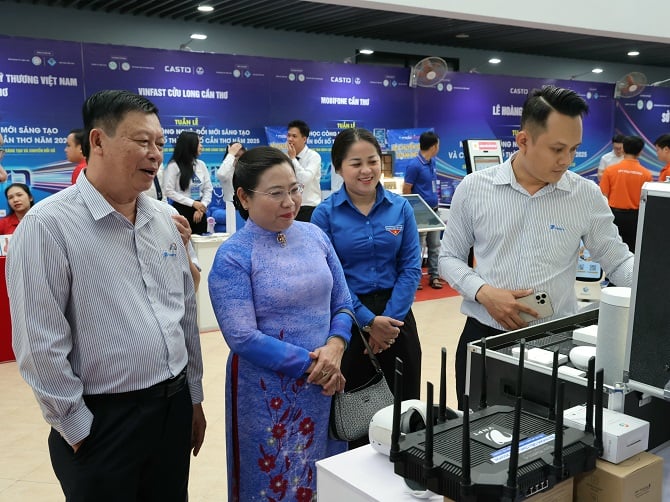 Delegáti si na akci prohlédli technologické produkty. Đại biểu tham quan các sản phẩm công nghệ tại sự kiện.