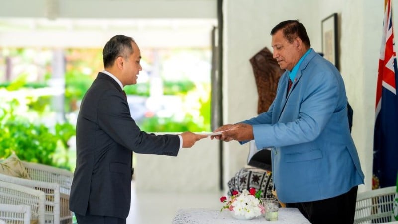 ឯកអគ្គរដ្ឋទូត ផាន់ មិញ យ៉ាង ជូនសារតាំងដល់លោក Tom Marsters តំណាងព្រះមហាក្សត្រ Charles ទី 3 នៃចក្រភពអង់គ្លេស ប្រចាំនៅកោះឃុក។ (រូបថត៖ ស្ថានទូតវៀតណាមប្រចាំនៅនូវែលសេឡង់)