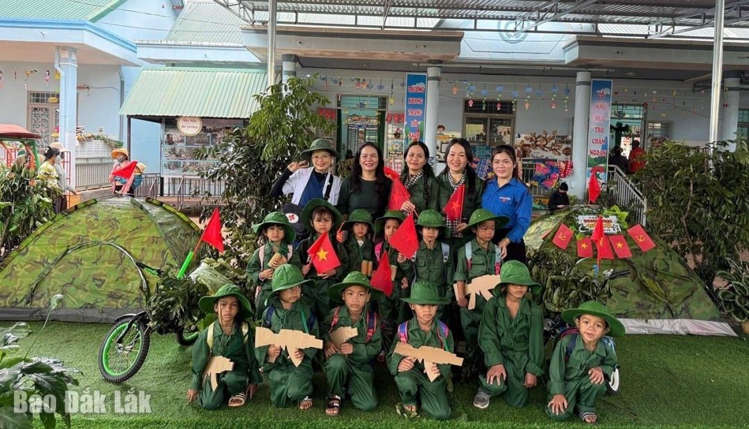 កុមារ និងគ្រូរបស់ពួកគេចូលរួមក្នុងសកម្មភាពពិសោធន៍។