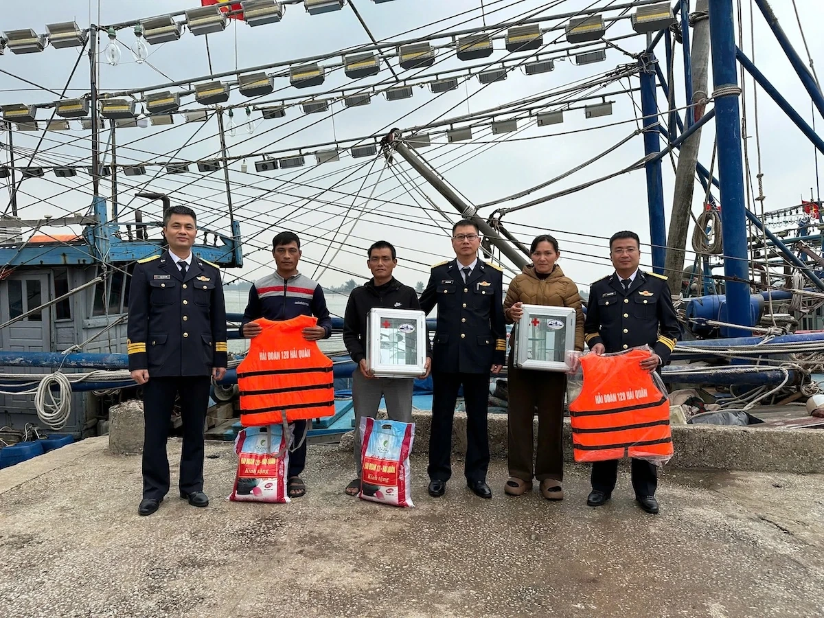 Námořní letka 128 zavedla řadu aktivit na podporu rybářů při výpravách na moře a udržení jejich obživy.