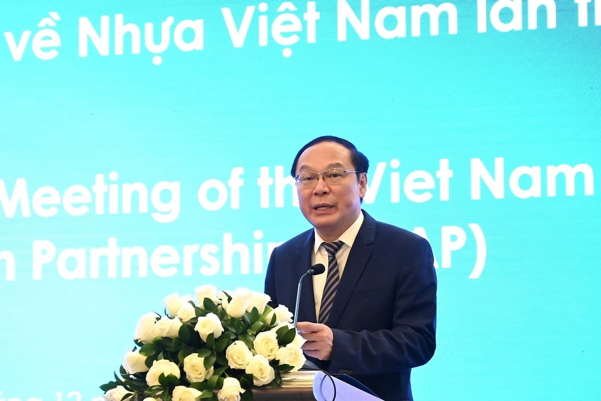 លោកអនុរដ្ឋមន្ត្រី ឡេ កុងថាញ់ បានសង្កត់ធ្ងន់លើតម្រូវការក្នុងការផ្លាស់ប្តូរការវិនិយោគហិរញ្ញវត្ថុ នវានុវត្តន៍ ក្របខ័ណ្ឌគោលនយោបាយ និងការចូលរួមរបស់វិស័យឯកជន ទៅជាផលប៉ះពាល់ជាក់ស្តែងលើឧស្សាហកម្មប្លាស្ទិក។ រូបថត៖ គីវ ជី។ Thứ trưởng Lê Công Thành xác định cần biến các đầu tư tài chính, đổi mới sáng tạo, nền tảng chính sách và sự tham gia của khối tư thành tác động thực sự về nhựa. Ảnh: Kiều Chi.