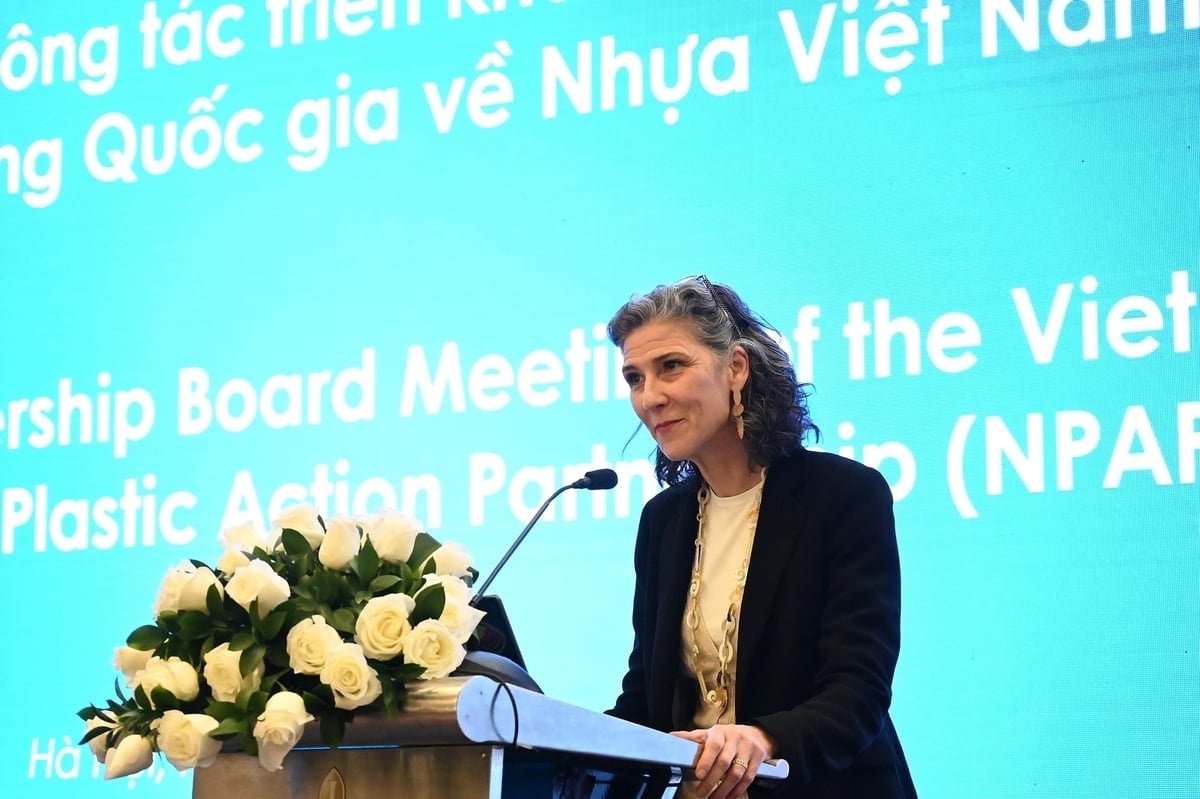 លោកស្រី Ramla Khalidi ប្រធាន UNDP ប្រចាំប្រទេសវៀតណាម បានលើកឡើងពីអាទិភាពពីរសម្រាប់ឆ្នាំ ២០២៦ និងមហិច្ឆតារបស់វៀតណាមក្នុងការកាត់បន្ថយការបំពុលប្លាស្ទិកយ៉ាងច្រើននៅឆ្នាំ ២០៣០។ រូបថត៖ Kieu Chi។ Trưởng Đại diện UNDP Việt Nam Ramla Khalidi nhấn mạnh hai ưu tiên hướng tới năm 2026 và tham vọng của Việt Nam là giảm đáng kể ô nhiễm nhựa vào năm 2030. Ảnh: Kiều Chi.