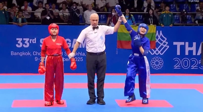 Kickboxer Hoang Thi Thuy Giang (v modrém tričku) získal zlatou medaili v kategorii Point Fighting v kickboxu.