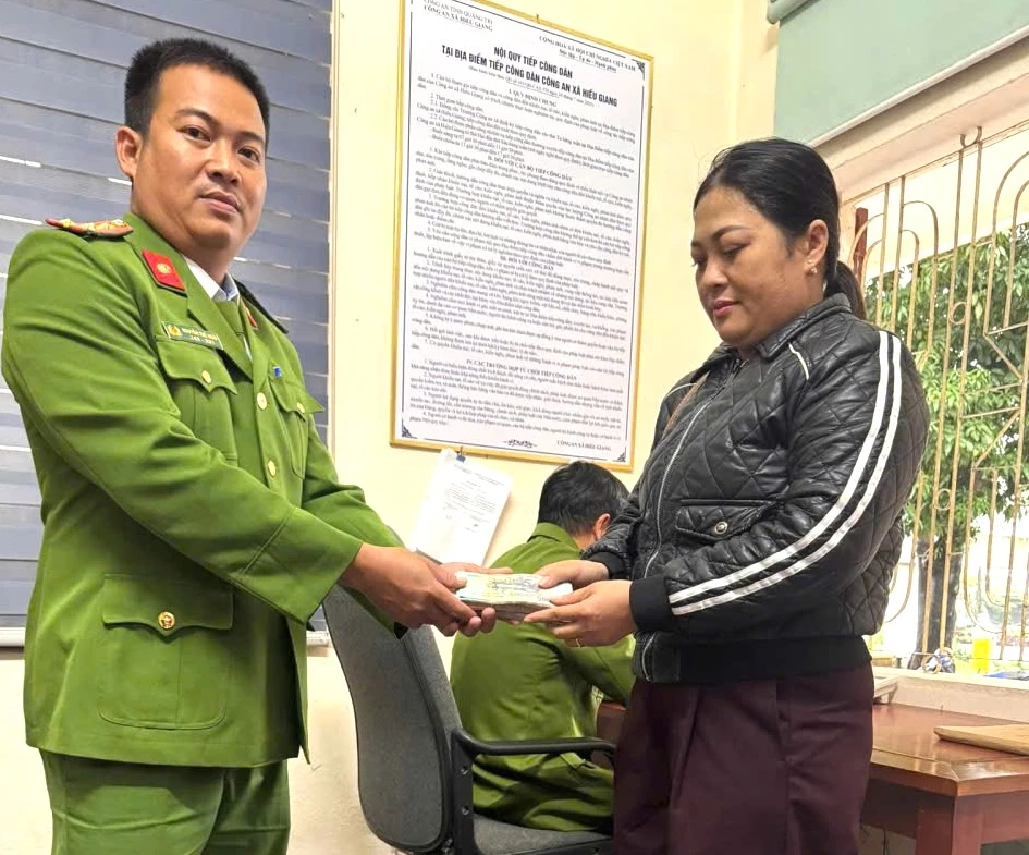 Người nhà anh T.T.Q trả lại 100 triệu đồng cho người chuyển nhầm qua hỗ trợ của Công an xã Hiếu Giang - Ảnh: L.T