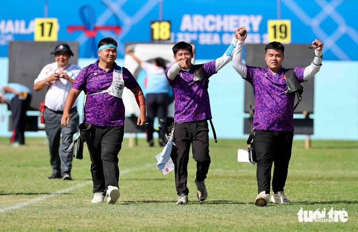 Đứng bắn giữa nắng chiều 32 độ C, cung thủ Việt Nam vào tranh HCV - Ảnh 1.