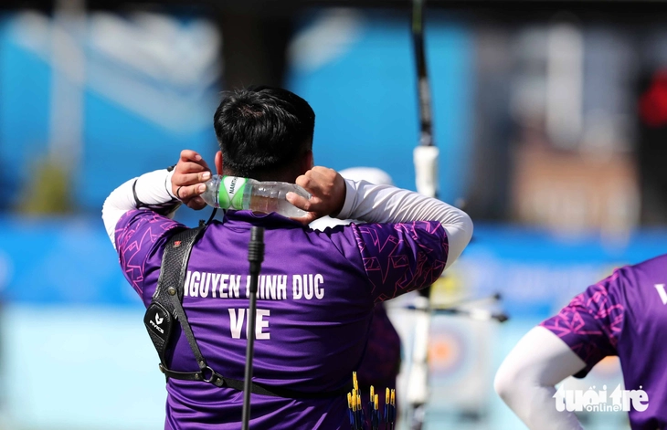 Đứng bắn giữa nắng chiều 32 độ C, cung thủ Việt Nam vào tranh HCV - Ảnh 2.