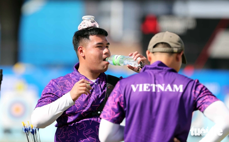 Đứng bắn giữa nắng chiều 32 độ C, cung thủ Việt Nam vào tranh HCV - Ảnh 6.