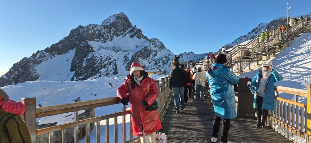 ភ្នំព្រិលនាគរាជ៖ «អច្ឆរិយៈទឹកកក» នៅក្នុងបេះដូងនៃទីក្រុងលីជាំង - រូបថតទី 1