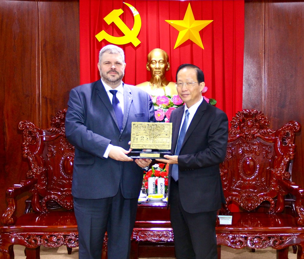 Místopředseda provinčního lidového výboru Nguyen Truc Son předal pamětní dar panu Lehocz Gaborovi, generálnímu konzulovi Maďarska v Ho Či Minově Městě.