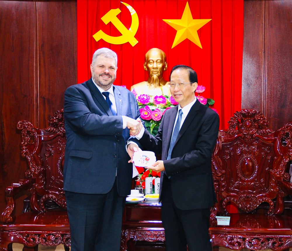 Pan Lehocz Gabor, generální konzul Maďarska v Ho Či Minově Městě, předal pamětní dar místopředsedovi provinčního lidového výboru, panu Nguyen Truc Sonovi.